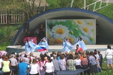 Праздничный концерт состоялся в честь 9 мая. Мы стали и участниками митинга, особенно тронули белые шары с бумажными журавлями, выпущенными в воздух под известную мелодию детьми.
