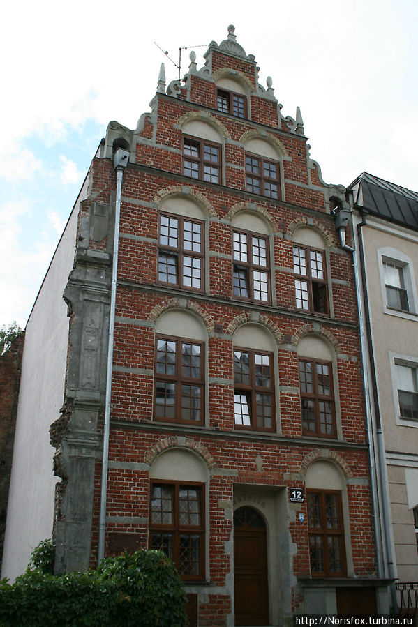 То (слева от здания), что по-видимому, осталось от старых построек Польша