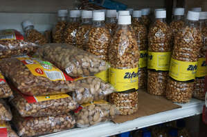Здесь орехи и в бутылках и в пакетиках. Это супермаркет.