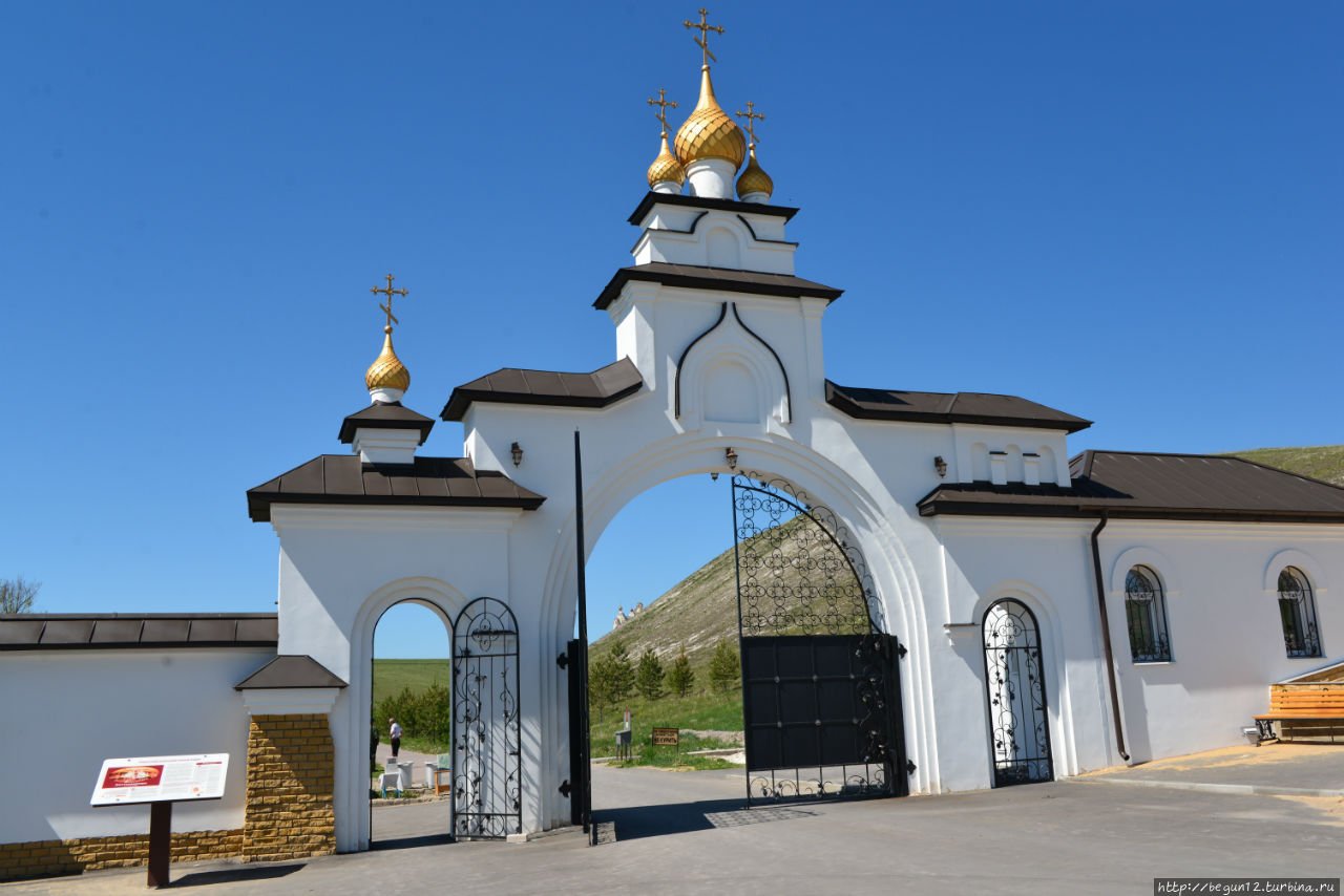 Въездные ворота Спасского монастыря в Костомарове Воронежская область, Россия