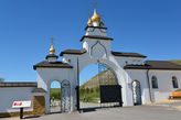 Въездные ворота Спасского монастыря в Костомарове