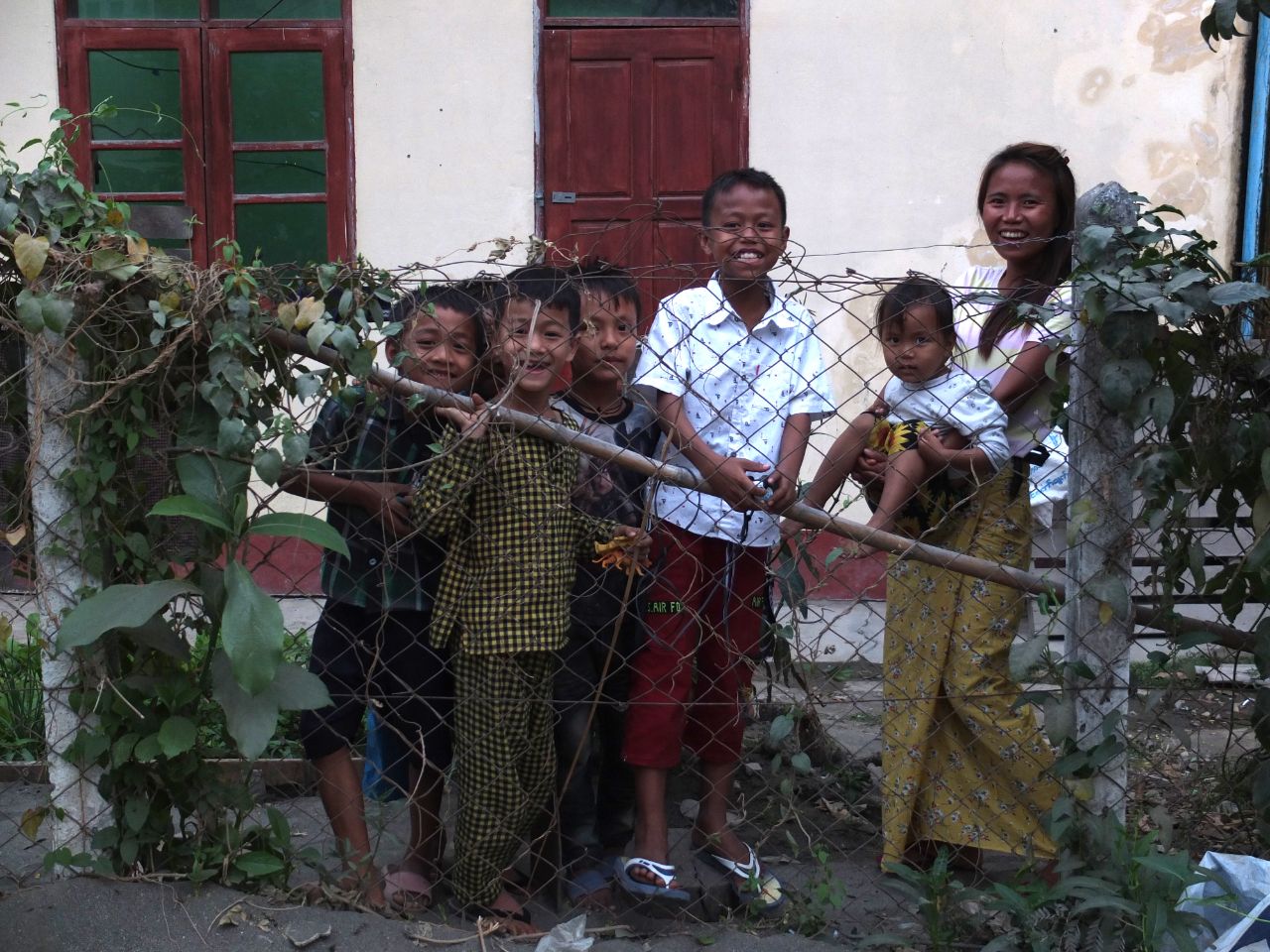 Калемьо. Дети увидели иностранца Баган, Мьянма