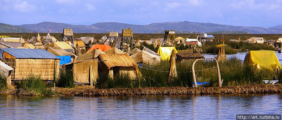 У каждой семьи свой остров и тростниковый домик. Озеро Титикака, Перу