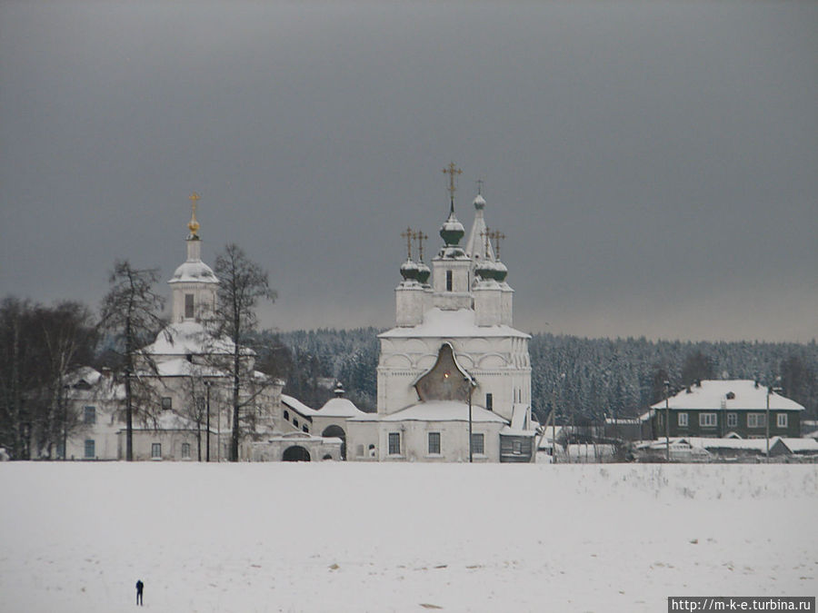Слева церковь Сергея Радонежского, справа Дмитрия Солунского Великий Устюг, Россия