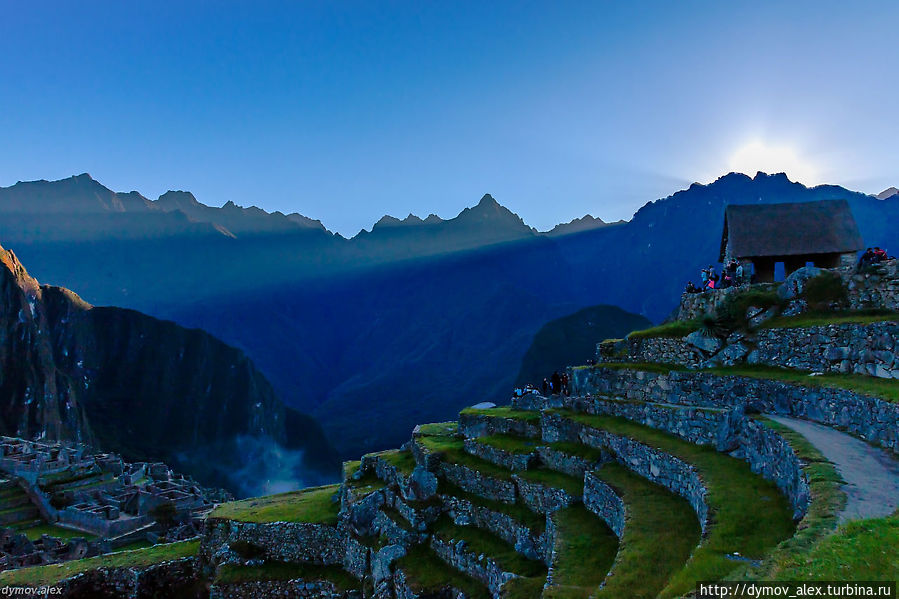Рассвет начался примерно в 07.00 Мачу-Пикчу, Перу