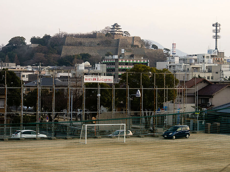 Фотографирую и думаю: вот стоял замок, возвышался и гордо реял, а потом люди изобрели бетон и всякие там башни сотовой связи. Префектура Кагава, Япония