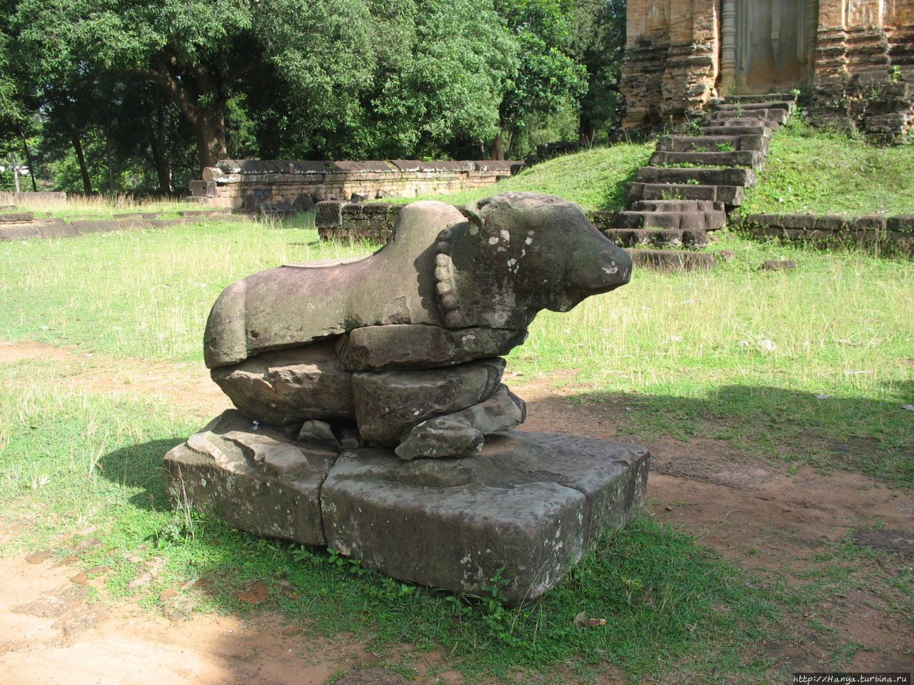 Храм Баконг. Бычок Нанди, ездовое животное Шивы
