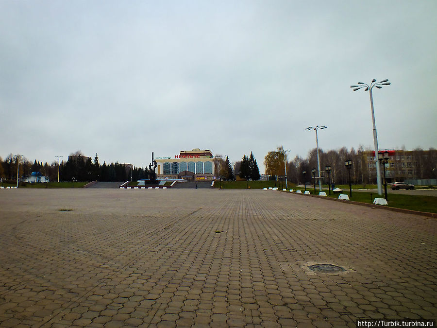 ДК «Нефтьче», памятник нефтяникам и площадь с длинным названием Площадь перед ДК «Нефтьче» Альметьевск, Россия