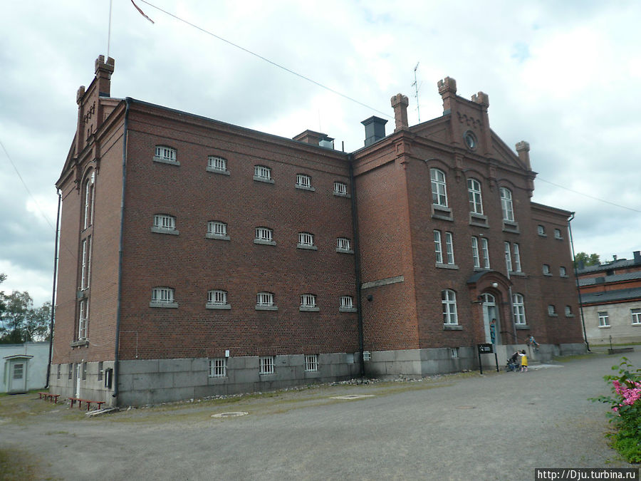 На более новых территориях крепости находятся исторический музей и музей военной техники-вход в музеи платный. Хяменлинна, Финляндия