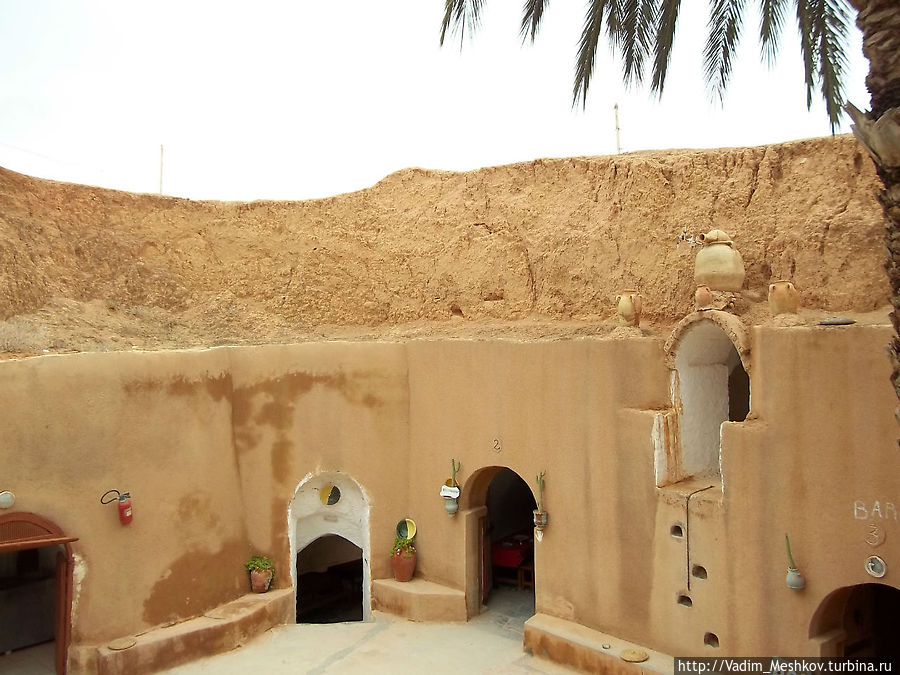 Отель, стилизованный под пещеру троглодита Матмата, Тунис