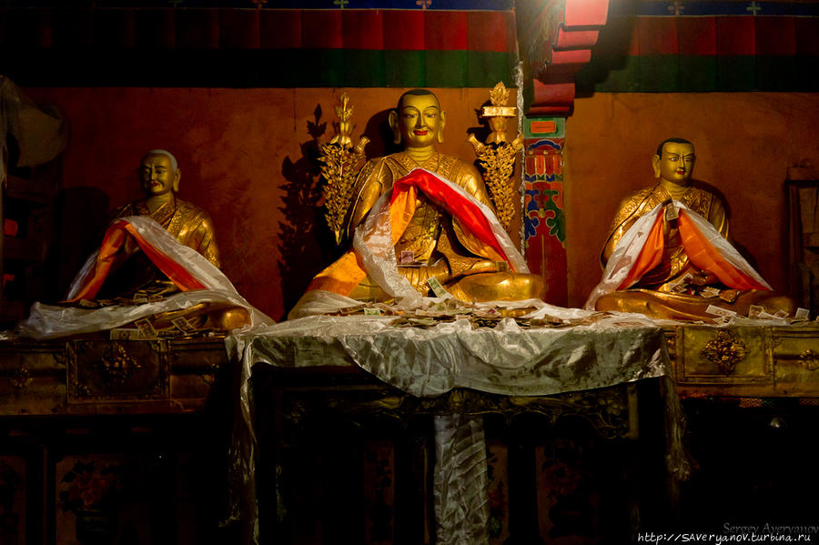 Монастырь Гандэн. Редкие изваяния Цонкапы и других иерархов Гелугпы без жёлтых шапок Тибет, Китай