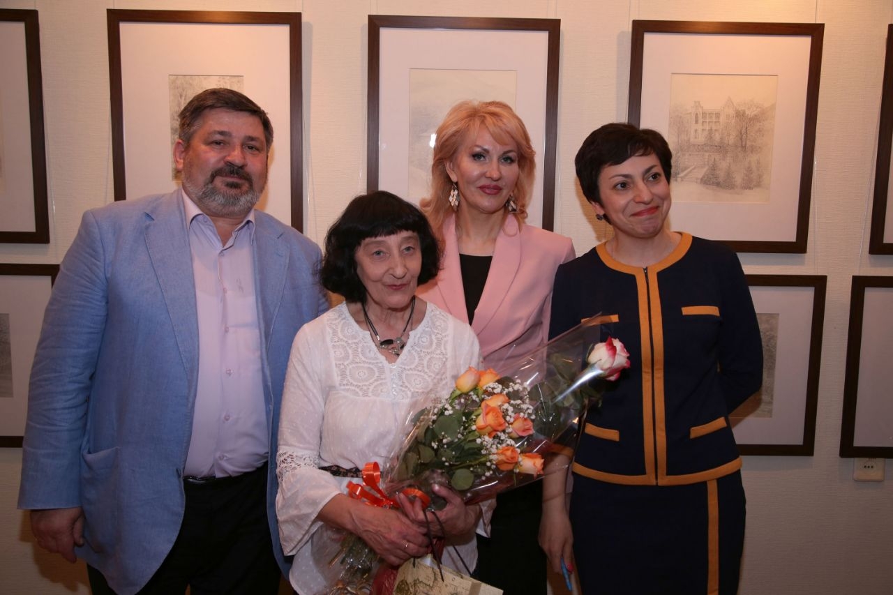 Ирина Федоровна Шаховская с цветами (Из Интернета)