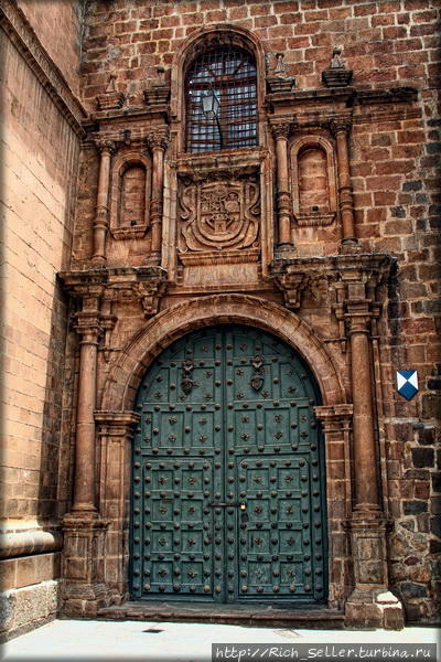 Церковь Иглесия-де-ла-Компания-де-Хисус (Iglesia de la Compañia de Jesus) – находится на площади Армас в Куско и считается одним из лучших примеров колониального стиля барокко в Южной Америке. Её строительство было начато иезуитами в 1576 году на фундаменте разрушенного конкистадорами дворца одиннадцатого правителя Империи Инков – Уайна-Капака.