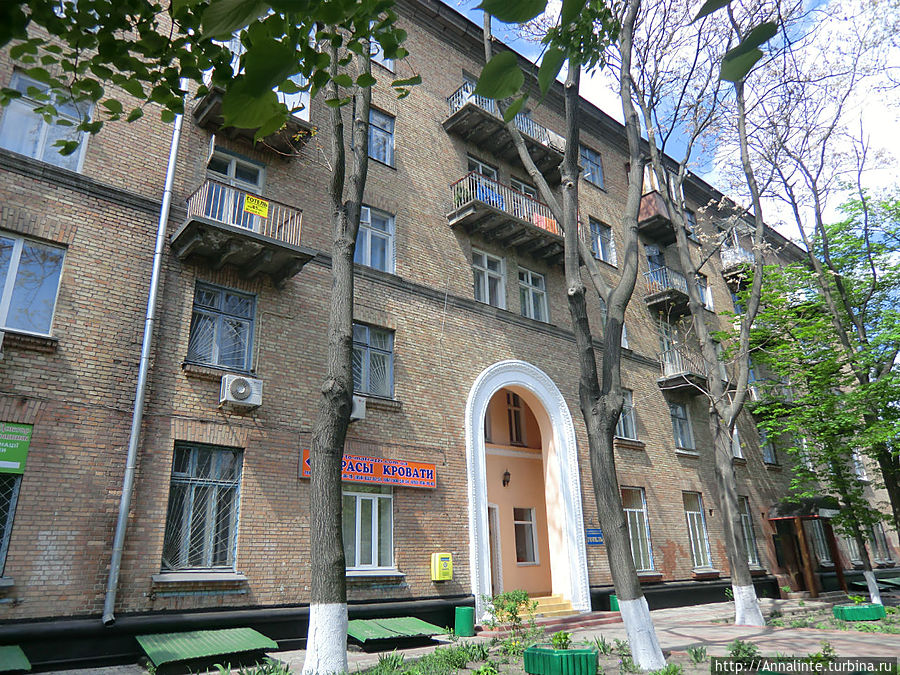 Наша гостиница, Экос на Вышгородской, располагалась прямо в жилом доме, на одном из этажей. Всё мило и удобно, добираться, правда, далековато, но зато выгодно, аж жуть, плюс видишь реальную жизнь киевлян. :) Киев, Украина