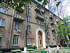 Наша гостиница, Экос на Вышгородской, располагалась прямо в жилом доме, на одном из этажей. Всё мило и удобно, добираться, правда, далековато, но зато выгодно, аж жуть, плюс видишь реальную жизнь киевлян. :)