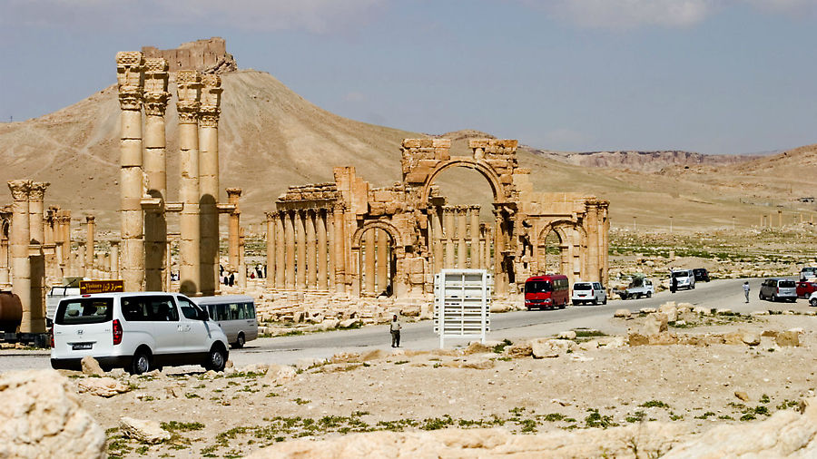 Вот так: дорога между древностей. Тадмур (Пальмира), Сирия