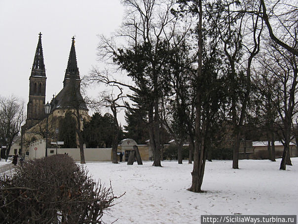 Костел Св.Петра и Павла,
за которым находится небольшое кладбище, где похоронены известные деятели науки и искусства, в том числе композиторы А.Дворжак и В.Сметана, писатель К.Чапек, художник А.Муха...