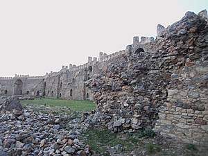В Википедии  данные о крепости очень скудные. В 300- 400 гг. нашей эры принадлежала сельджукам , 8000 лет назад была разрушена и только тюрки , завоевав ее ,позднее провели восстановительные работы и в таком виде она сохранилась до наших дней.