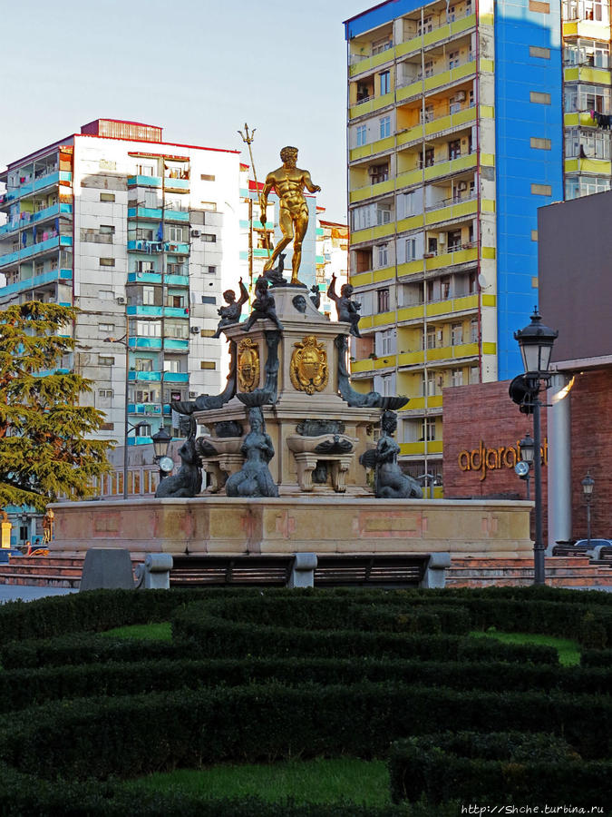 памятник Нептуну перед драматическим театром Батуми, Грузия