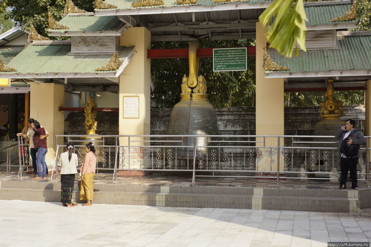 Дворик храма похож на маленький музей всяческих религиозных древностей. Мандалай, Мьянма