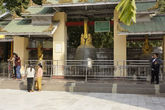 Дворик храма похож на маленький музей всяческих религиозных древностей.