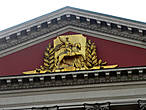 Герб Москвы на здании мэрии.
В 90-х годах с фронтона здания был демонтирован золоченый со знамёнами Герб СССР и взамен его установлено золочёное изображение герба Москвы.