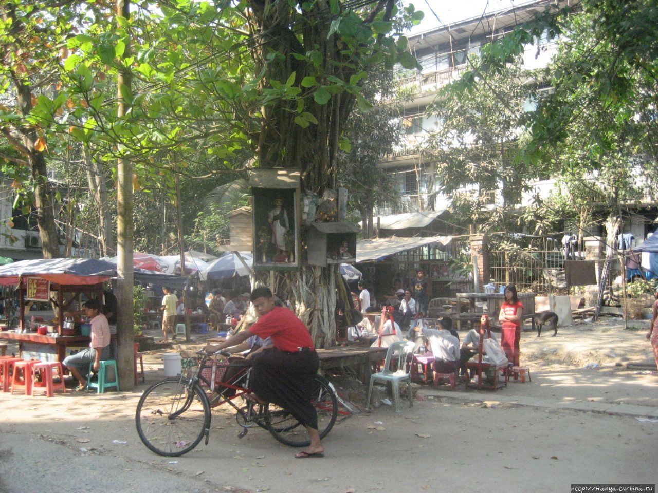 Уличная сценка в Янгуне Янгон, Мьянма