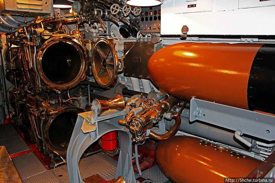 Осмотр подводной лодки USS Bowfin (SS-287) в Перл-Харбор Пёрл-Сити, CША
