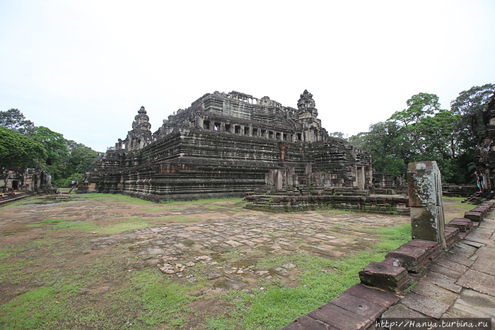 Храм Бапуон. Правее — руины северной 