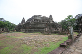 Храм Бапуон. Правее — руины северной библиотеки. Фото из интернета