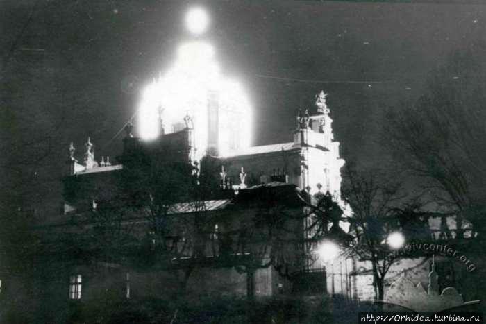 Иллюминация собора св. Юра — вид с площади Львов, Украина