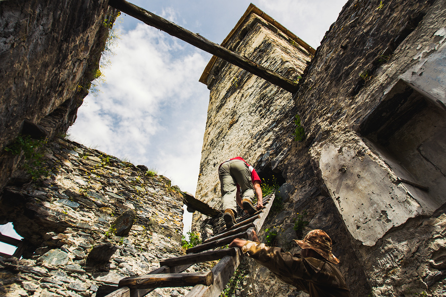Башня казалась заброшенной, да и вокруг никого не было.. Полезли внутрь. Ох как шаталась эта лесенка:)