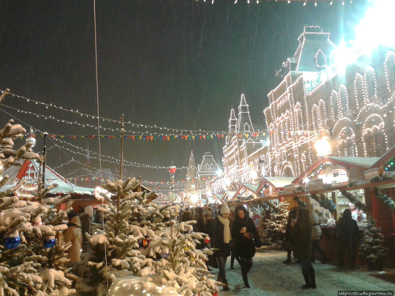 На Красной площади веселье, смех, карусели и ёлочный базар. Москва, Россия
