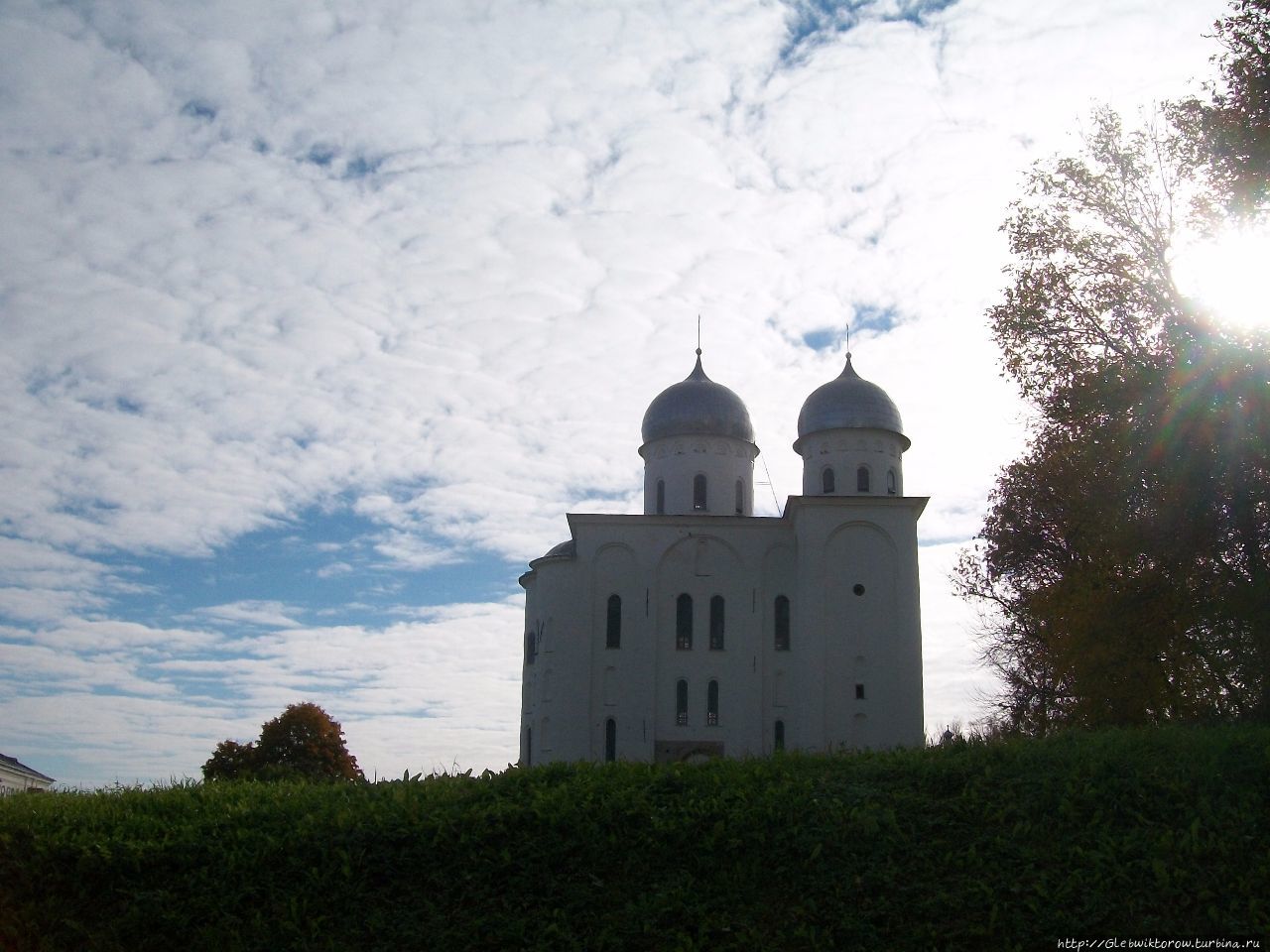 Посещение Свято-Юрьева монастыря осенью Великий Новгород, Россия