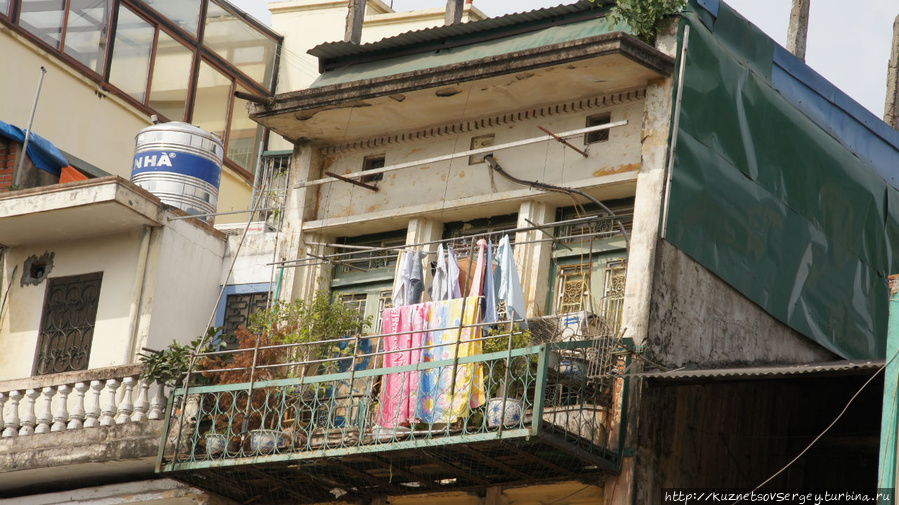 Фасады домов в старых кварталах Ханой, Вьетнам