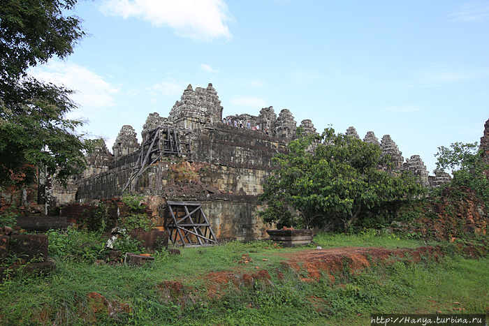 Вид с боку на храм Пном-Б