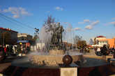 Фото скульптуры-фонтана во время открытия (фото из интернета).