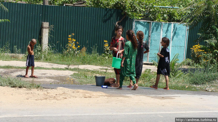 Обливание водой в 45-градусную жару Таджикистан