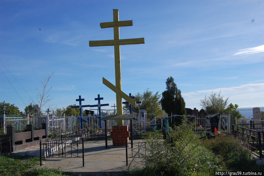 Поклонный крест на православном кладбище Хвалынск, Россия