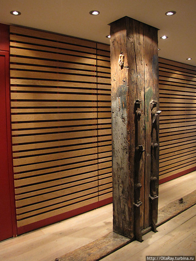 В небольшой комнате показаны оригинальные части  строения и некоторые приборы обсерватории.