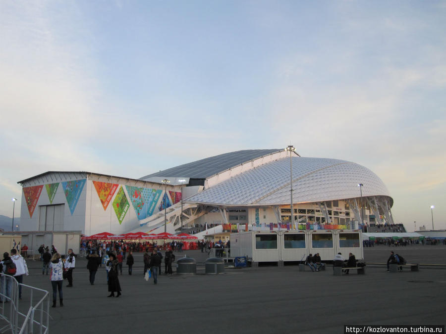 На стадион Фишт собираются зрители церемонии закрытия Олимпийских игр. Адлер, Россия
