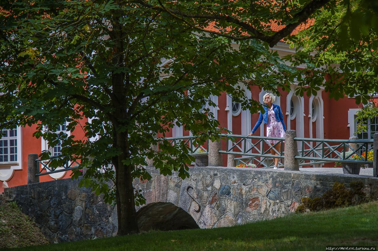 В  Рундале у дворца Рундале, Латвия