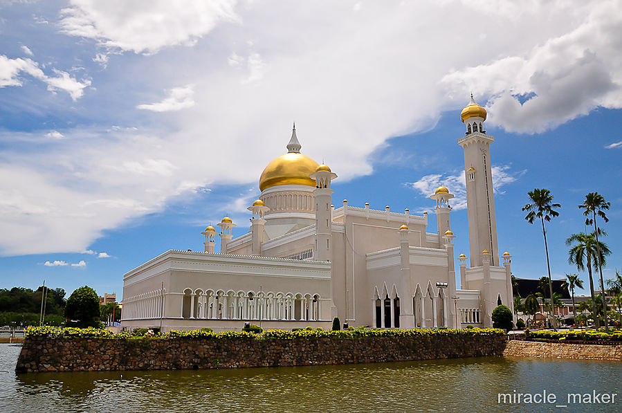 Именно эта мечеть является высотным мерилом всех зданий в городе. Бандар-Сери-Бегаван, Бруней