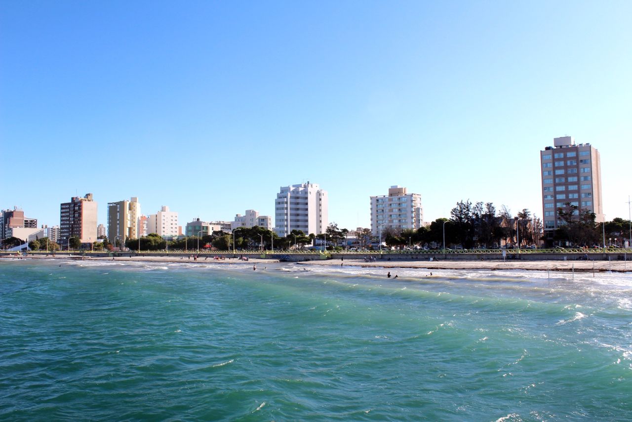 Прибрежный бульвар, пляжи и пирс, с видами на город и залив