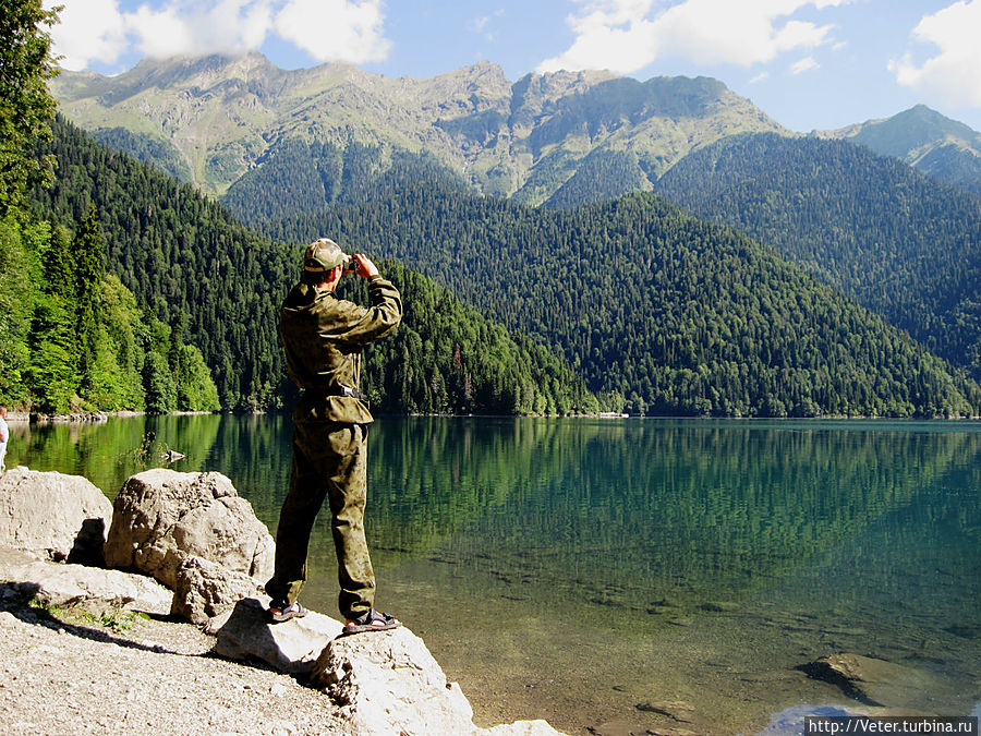 Как результат, мы и вправда не смогли туда проехать — дорога была перекрыта, и стояли знаки, которые сообщили, что проезд и проход запрещены. Поэтому, мы пошли на берег Рицы в этом месте.