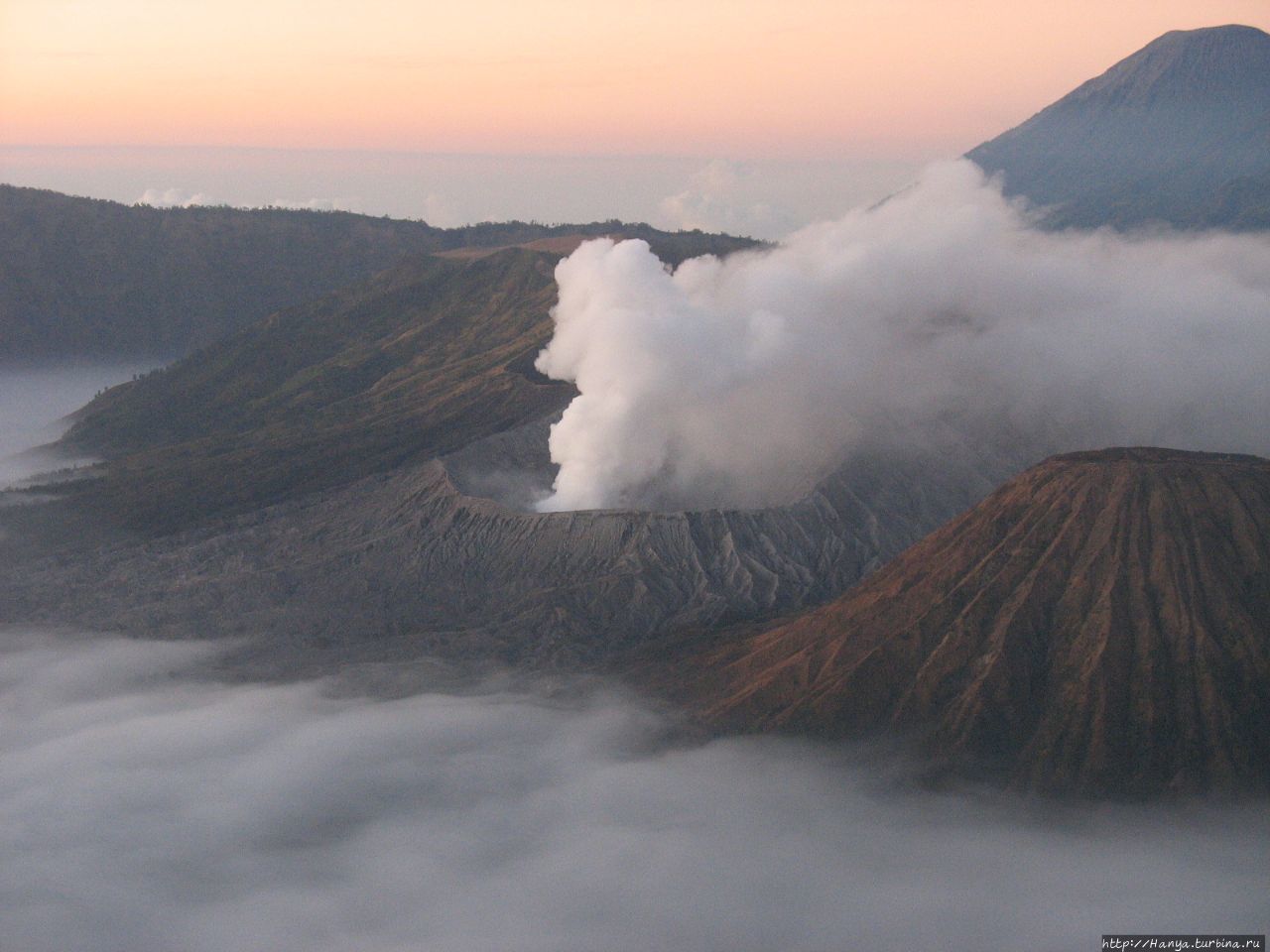 Рассвет в горах с видом на вулкан Бромо. Ч.24