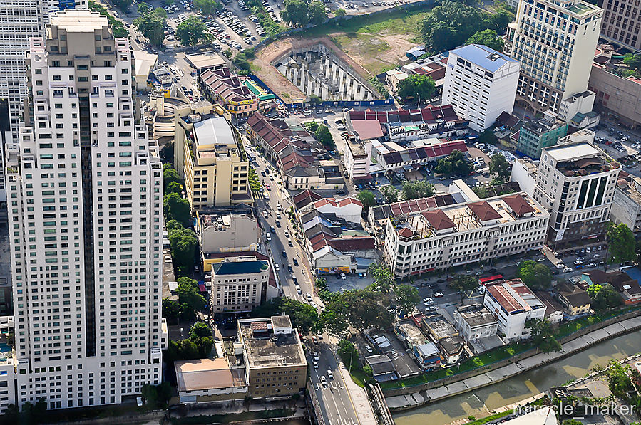 Как и во многих азиатских мегаполисах, маленькие одно-двухэтажные домишки соседствуют с огромными, хаотично разбросанными по всему городу, многоэтажными великанами. Куала-Лумпур, Малайзия