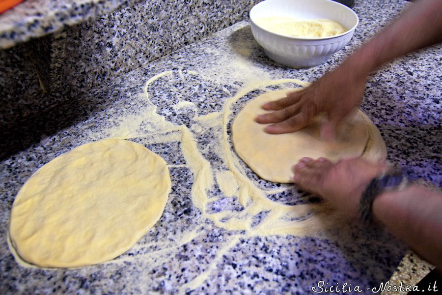 В пиццерию мы приехали утром, потому что это единственное возможное время для проведения мастер-класса: вечером здесь кипит работа, голодные сицилийцы не будут ждать :) Мимо достает заготовленное тесто из холодильника, раскатывает и раскрывает нам первый секрет вкусной пиццы: тесто и все остальные компоненты пиццы должны достичь комнатной температуры, прежде чем отправиться в печь.