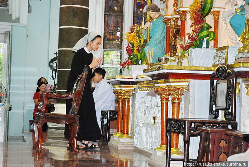 Месса в соборе Дюк Ба Хошимин, Вьетнам