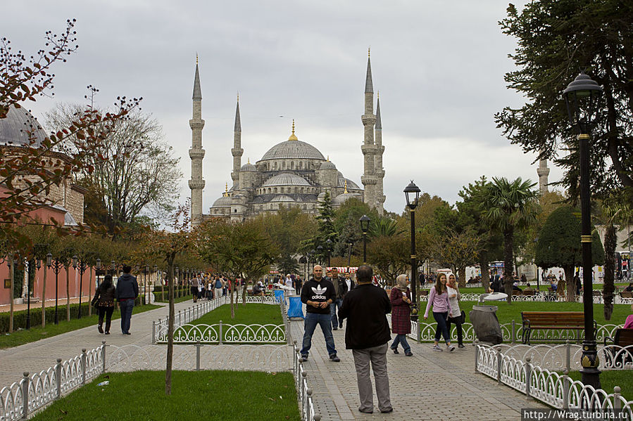 Площадь Султанахмет состоит из двух частей: площади между Айя-Софией и Голубой мечетью и непосредственно площади Ипподрома, на которой до нашего времени сохранились колонны и обелиски, установленные в византийский период и Немецкий фонтан, подаренный городу и султану Абдул-Хамиду II кайзером Вильгельмом II. Стамбул, Турция